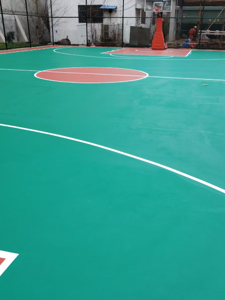 和平 球场长期使用易出现地面开裂